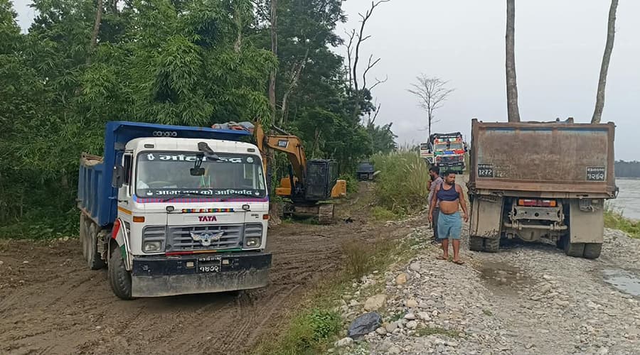 नारायणी नदीको कटान रोक्न मझुवामा बिग बोल्डर राखिँदै