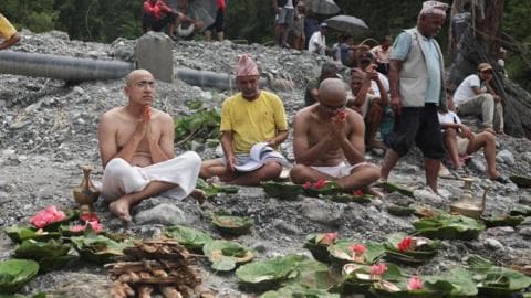 बेपत्ता भएका केही मानिसका आफन्तले गरे 'अन्तिम संस्कार', मृतकको सङ्ख्या १२ सय नाघ्यो
